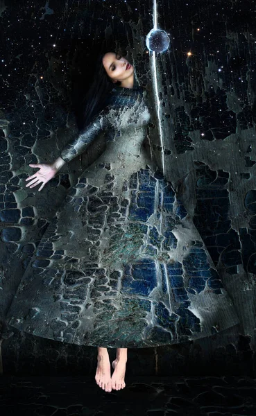 幻想的な夜空を飛ぶ長さのドレスを着た女性の象徴的かつ神秘的な芸術的 イラスト — ストック写真