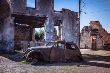 Oradour sur Glane 'deki doktor arabasının kalıntıları. Haziran 1944' te 600 'den fazla kadın ve çocuğun Naziler tarafından öldürüldüğü Fransa köyü..