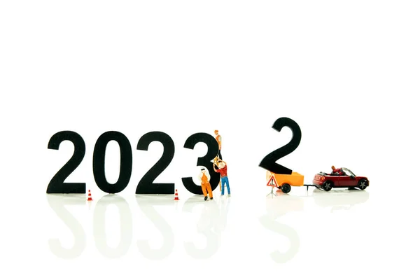 Mali Ludzie Pracujący Nowym 2023 Usunąć 2022 Litery — Zdjęcie stockowe