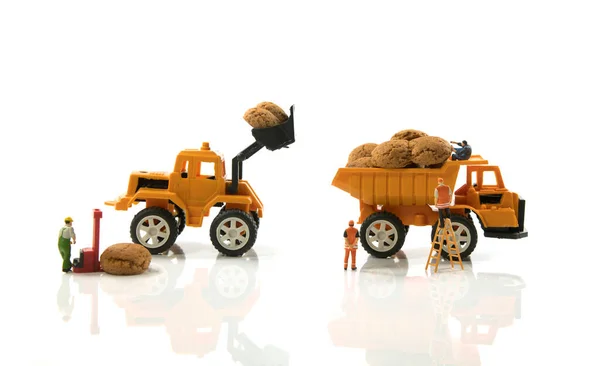 Kleine Figuurtjes Bezig Met Het Vullen Van Truck Vol Met — Stockfoto