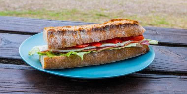 Öğle yemeğinde peynirli baget ve peynirli ekmek.