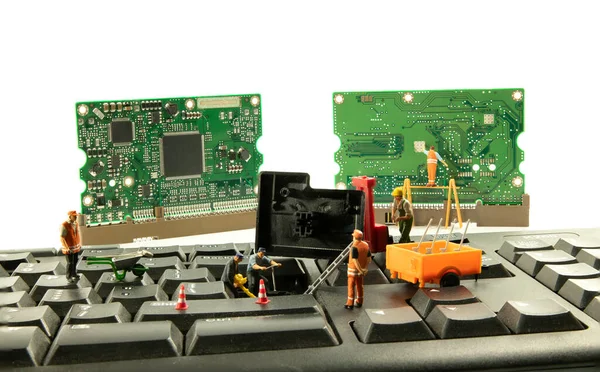 Pequenas Figuras Mundo Reparando Quadro Chave Computador Tentar Hackear Interagir — Fotografia de Stock