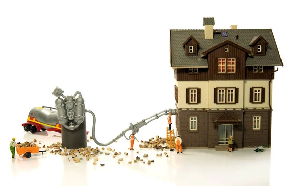 Miniaturfiguren Mit Hohlwanddämmung Eines Hauses Beschäftigt — Stockfoto