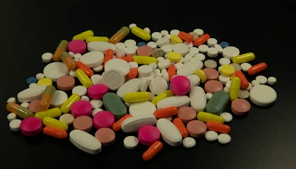 Comprimidos Restos Medicamentos Composição Química Sobre Fundo Preto — Fotografia de Stock