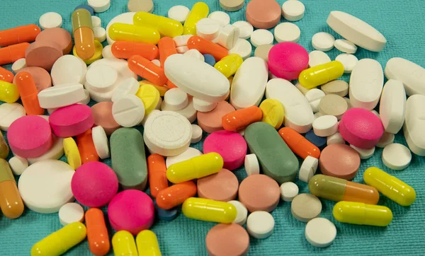 Comprimidos Medicamentos Sobrantes Composición Química Sobre Fondo Azul —  Fotos de Stock