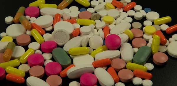 Tabletki Resztki Leków Składzie Chemicznym Czarnym Tle — Zdjęcie stockowe
