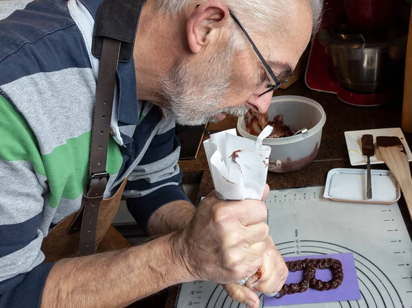 Пекарь Занят Изготовлением Шоколадных Букв Вечеринки Sinterklaas Качестве Сладостей Детей — стоковое фото