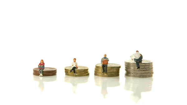 Miniaturen Sind Auf Münzen Als Zeichen Für Steigende Finanzielle Rechnungen — Stockfoto
