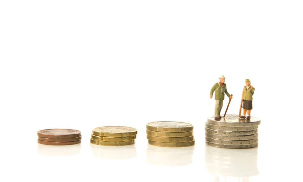 Starsze Miniatury Para Monetach Jako Znak Rosnących Rachunków Finansowych Lub — Zdjęcie stockowe