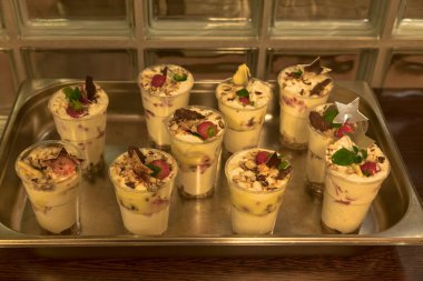 Noel için yapılmış puding ve dondurmanın lezzetli tatlısı.