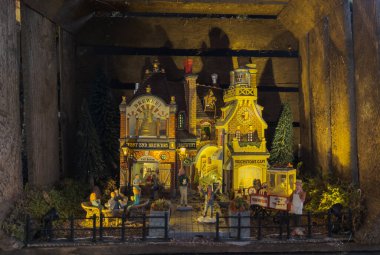 Noel süsü olarak minyatür bir ev. Kafe ve barlı Noel ağaçları ve ışıklarla aydınlatılmış ahşap kutulardan yapılmış.