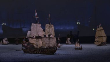Oosterend, Hollanda, 08-dec-2022: Bir savaş filosunun yelkenli gemisinin minyatürü Teksaslı Yollar, müzedeki Kaap Skil gemisinde canlandı.