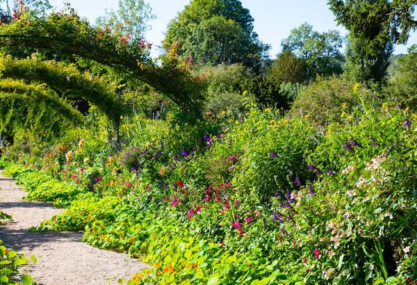 法国北部诺曼底Giverny花园的野花和玫瑰弓 — 图库照片