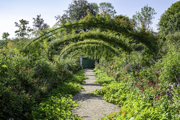 法国北部诺曼底Giverny花园的野花和玫瑰弓 — 图库照片