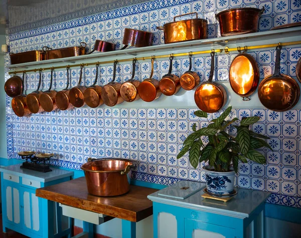 Cocina Antigua Con Sartenes Cobre Pared Azulejos Azules Pared Por —  Fotos de Stock