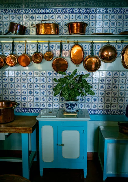 Stará Kuchyň Měděnými Pánvemi Stěně Modrými Dlaždicemi Stěně Nad Řadou — Stock fotografie