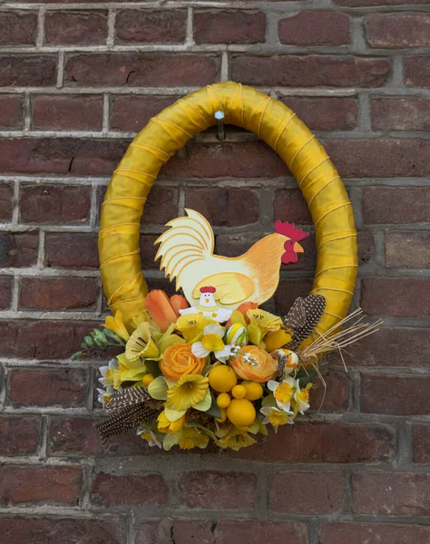 Velikonoční Ozdoba Věnec Stěně Kohoutem Žluté Velikonoční Vejce — Stock fotografie