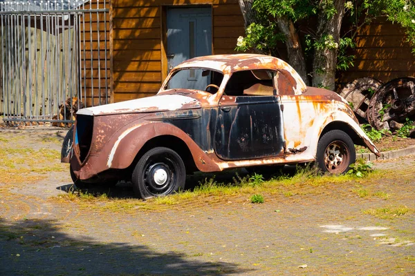 Старая Коричнево Белая Ржавая Машина Фоне Забора Сарая — стоковое фото