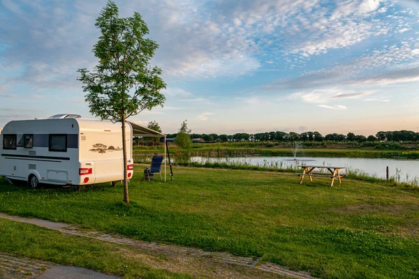 Una Caravana Con Toldo Está Camping Lago Durante Noche Con — Foto de Stock