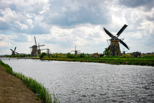 네덜란드 유럽에서 Kinderdijk 반사와 황혼의 물에서 풍차의 유네스코 — 스톡 사진