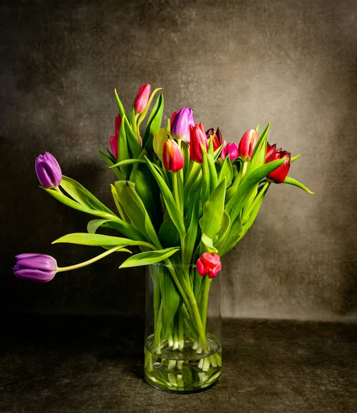 Une Nature Morte Vase Verre Avec Des Fleurs Sur Fond — Photo