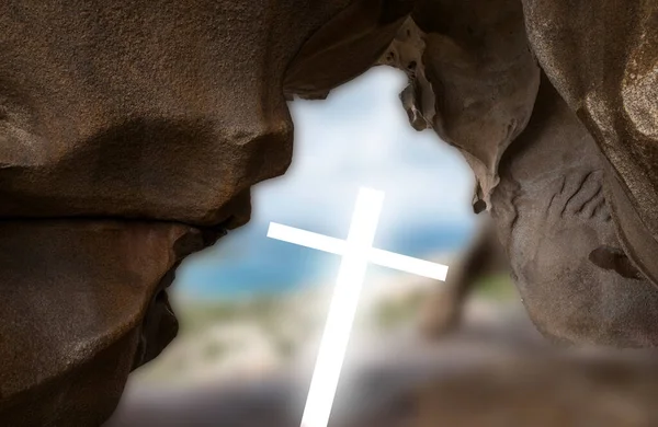 흰색빛나는 십자가 종교적 개념으로 크로스 주위에 에스테르 — 스톡 사진