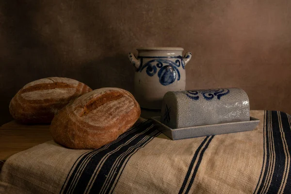 Geleneksel Olarak Pişirilmiş Iki Somun Ekmek Eski Moda Tereyağı Tabağı — Stok fotoğraf