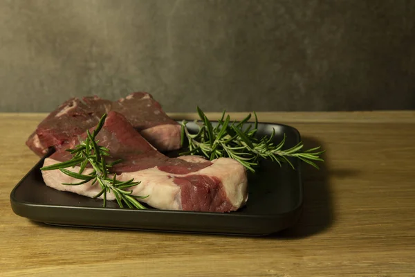 Dva Syrové Hovězí Steaky Rozmarýnovými Ingrediencemi Palubě — Stock fotografie