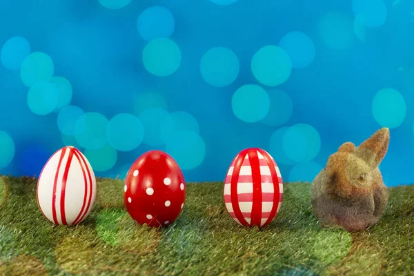 Великодні Яйця Кролик Зеленій Траві Синім Фоном Боке — стокове фото