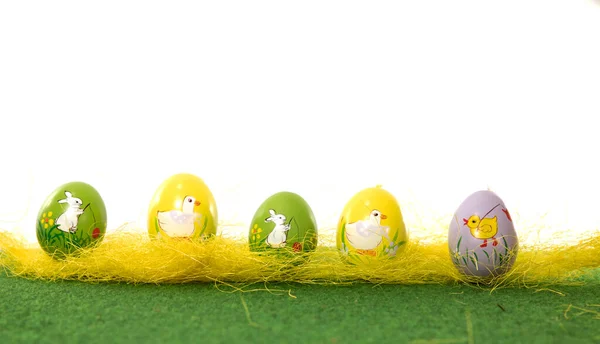 Πασχαλινά Αυγά Στη Σειρά Πράσινο Γρασίδι Απομονωμένο Λευκό Φόντο — Φωτογραφία Αρχείου