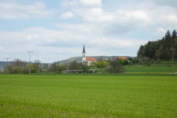 Οχυρωμένη Εκκλησία Του Χωριού Kinding Πράσινα Fileds Μπροστά — Φωτογραφία Αρχείου