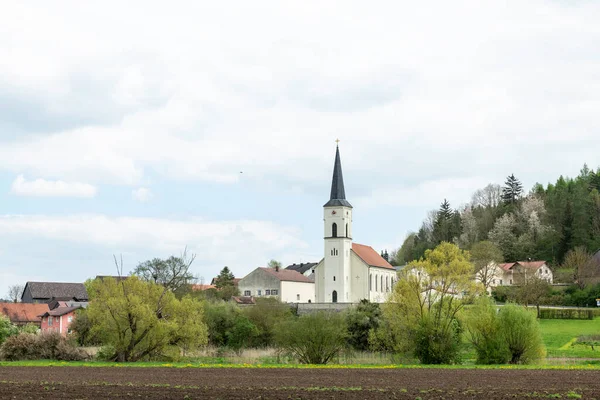 Fortified Church Village Kinding Green Fileds Front — Stock Photo, Image