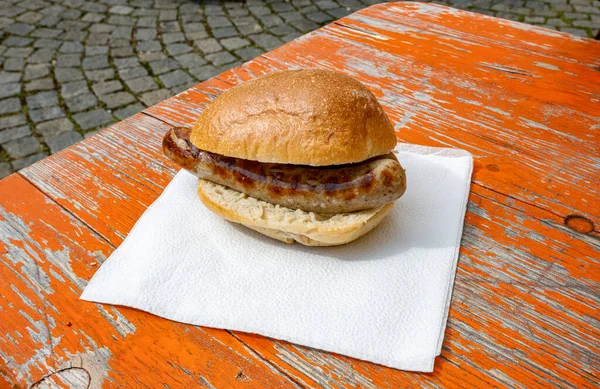 Bratwurst Smörgås Vit Servett Serveras Ett Bord Utanför — Stockfoto