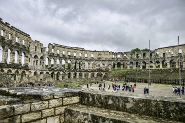 Pula, Hırvat, 11 Mayıs 2023: Hırvatistan 'ın Pula kentinde inşa edilen Pula Arena, yaklaşık iki bin yıl önce inşa edilmiş bir Roma amfitiyatrosu.