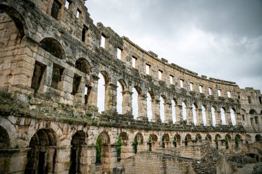Hırvatistan 'ın Pula kentinde yer alan Pula Arena adlı Roma amfitiyatrosu yaklaşık iki bin yıl önce inşa edilse de 25 bin ziyaretçi kapasitesine sahip olabilir.