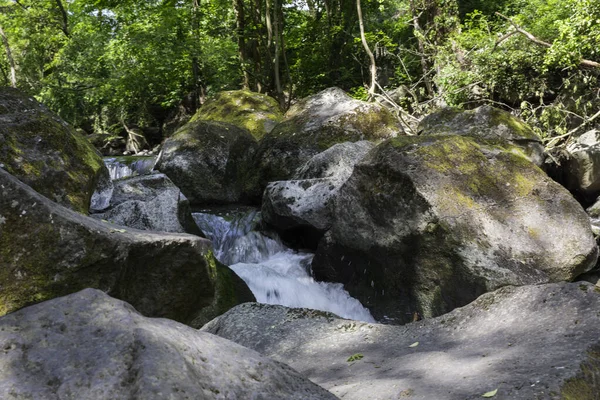 德国玛丽亚 拉赫附近的一个小瀑布 落在拉什切尔公园的大石头之间 — 图库照片