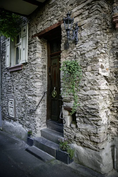 Typowa Niemiecka Ulica Starymi Drzwiami Ścianie Ułożone Kamieni Starego Oświetlenia — Zdjęcie stockowe