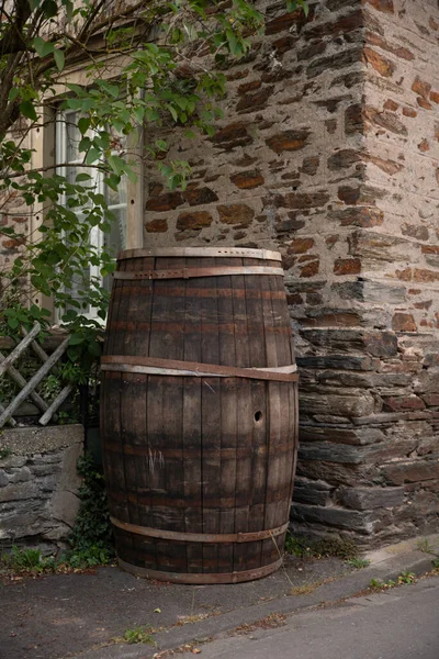 Old Wooden Wine Barrel Fica Rua Alemanha Frente Uma Parede — Fotografia de Stock