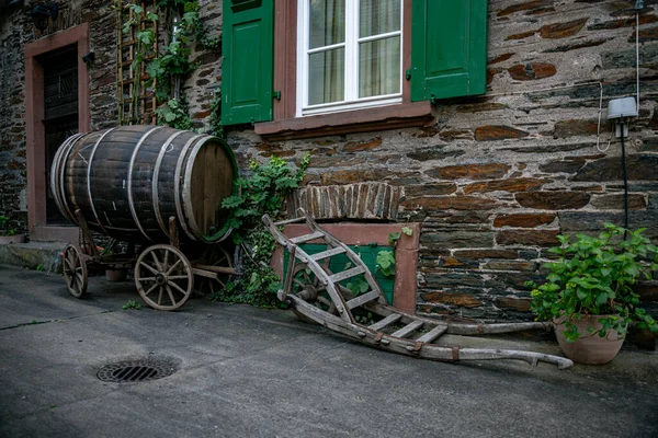 Ett Gammalt Vin Eller Whisky Fat Vagn Och Andra Attribut — Stockfoto