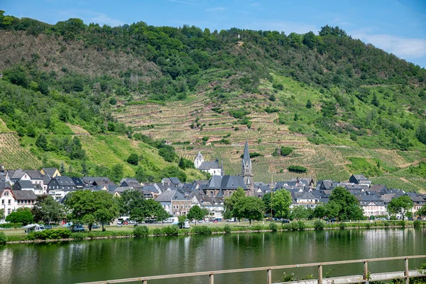Village Saint Aldegund Germany Moselle Vineyards Mountains Background — Stock Photo, Image