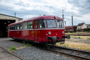 Almanya, Linz 'deki eski istasyonda terk edilmiş eski kırmızı tren.