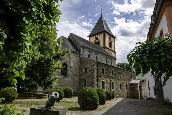 Die Kirche Mit Turm Und Kanone Davor Erpel Rheinland Pfalz — Stockfoto