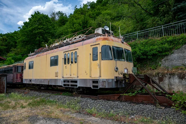 Stary Żółty Opuszczony Pociąg Loc Starej Stacji Linz Niemczech — Zdjęcie stockowe