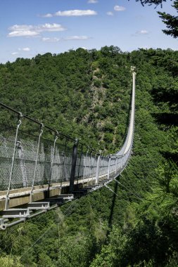 Moersdorf, Hunsrueck, Almanya 'daki Geierlay Köprüsü. Almanların en uzun asma köprüsü 360 metre uzunluğunda ve 321 metre yüksekliğindedir.