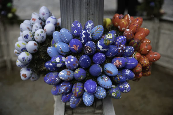 Skupina Velikonočních Vajec Zbarvených Modře Zdobených Všemi Druhy Dekorací — Stock fotografie