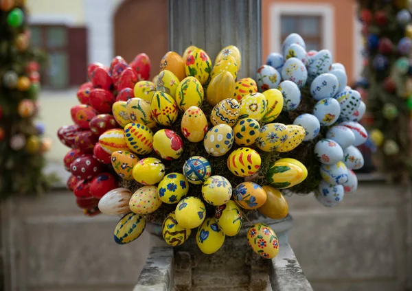 Skupina Velikonočních Vajec Zbarvených Žlutou Červení Zdobené Všemi Druhy Dekorací — Stock fotografie