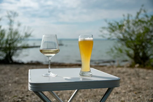 Uma Mesa Muito Mais Praia Com Copo Vinho Copo Cerveja — Fotografia de Stock