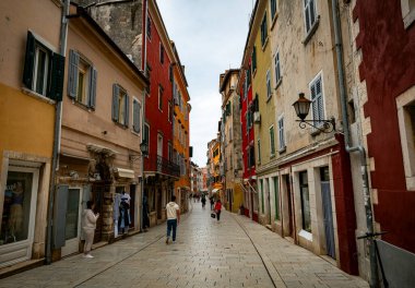 Rovinj, Hırvatistan, 09-Mayıs-2023: Charming Town Rovinj Istria Hırvatistan 'daki Akdeniz kaldırım taşı Caddesi