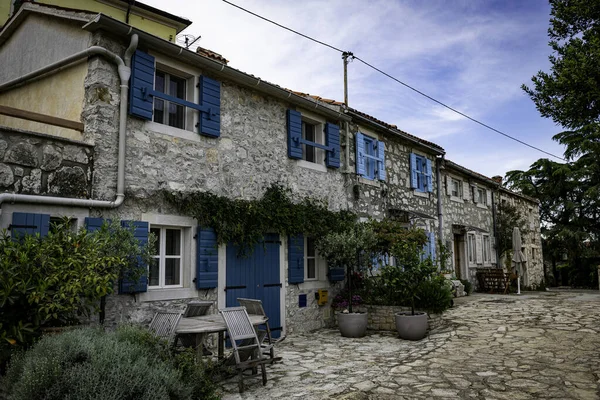 Uma Pequena Rua Paralelepípedos Num País Mediterrânico Casas Ambos Lados — Fotografia de Stock