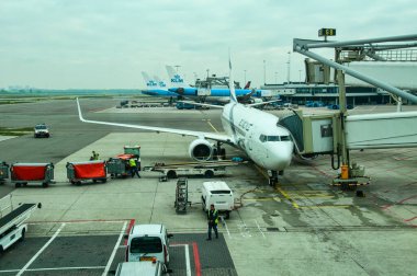 Amsterdam, 21 Mayıs 2010: Valizler El Al uçağıyla Amsterdam Schiphol 'dan İsrail' e gitmek üzere bagaja yüklendi.